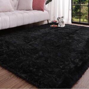 EUC luxurious, Very plush, fur like feel rich black 4x6 shag rug.